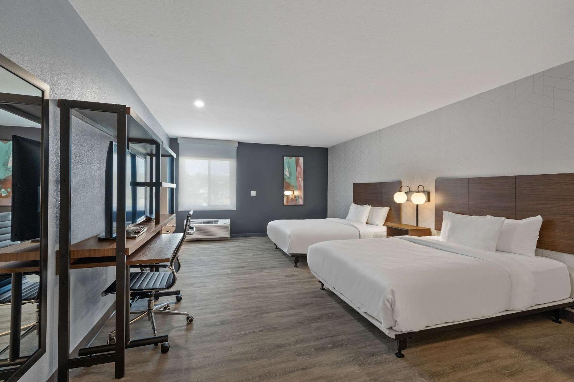 Everhome Suites Corona Esterno foto